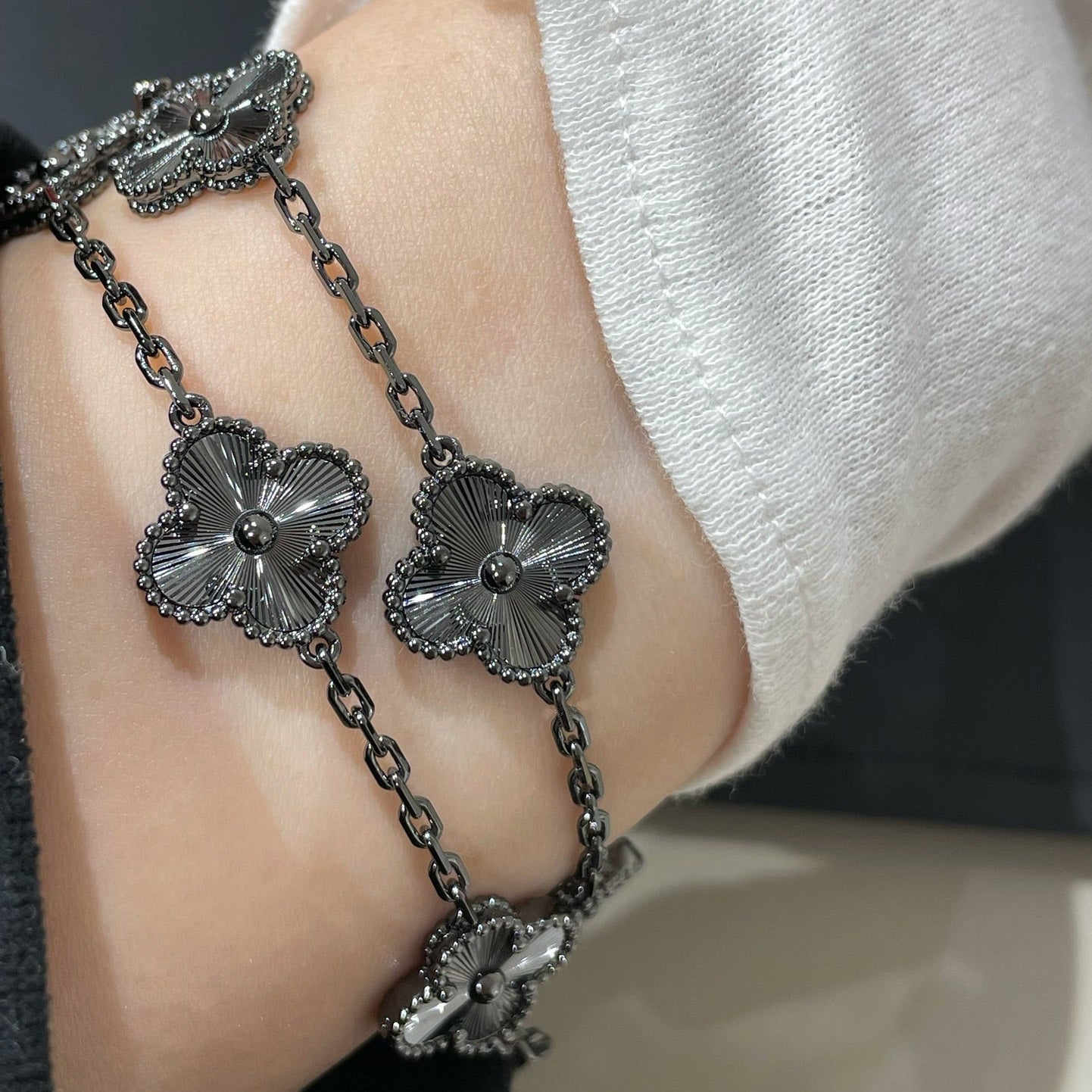 [Rosla]CLOVER 5 MOTIF BLACK BRACELET