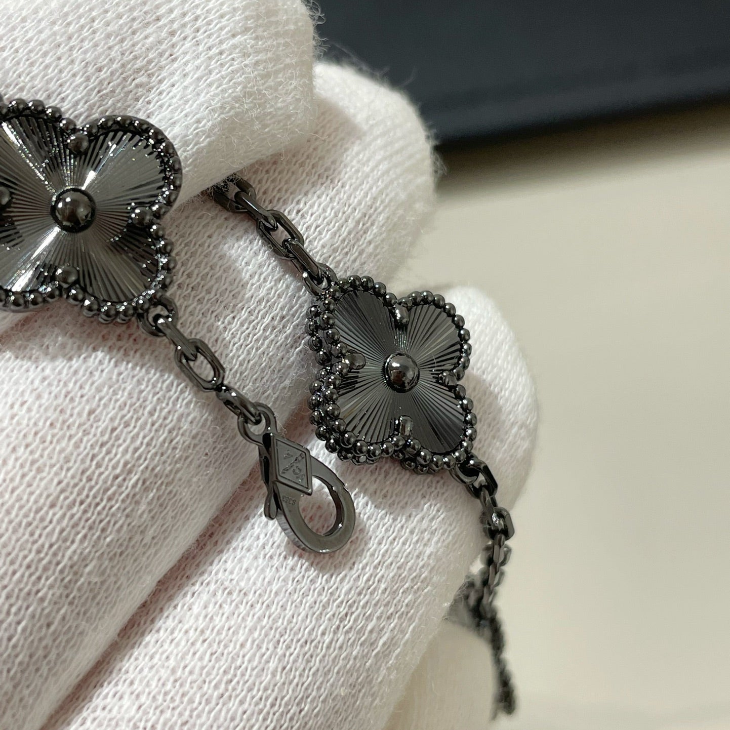 [Rosla]CLOVER 5 MOTIF BLACK BRACELET