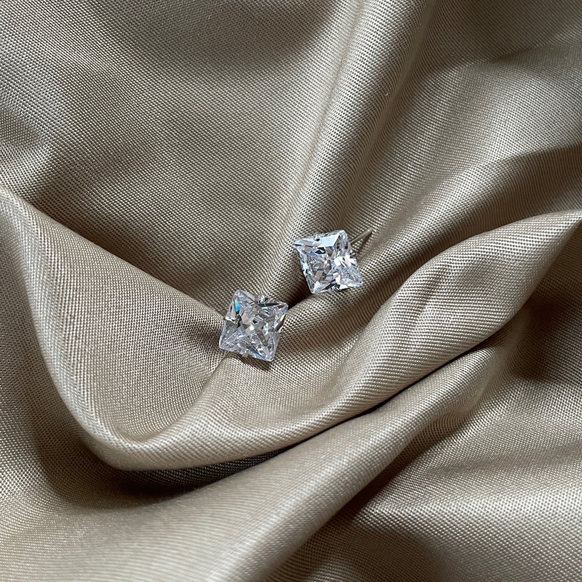 [Rosla]Stylish Shiny Square Center Stone Stud Earrings