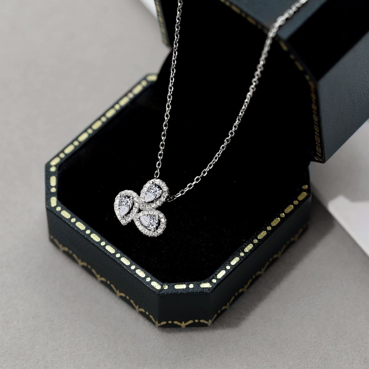 [Rosla]Elegant Flower Shape Pear Cut Necklace