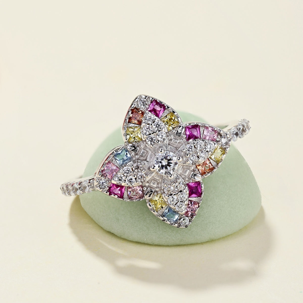 [Rosla]Luxurious Colorful Flower Shape Banquet Ring