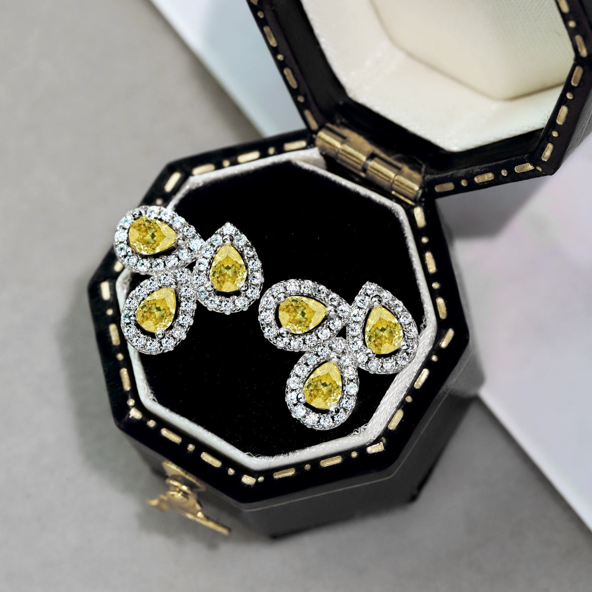 [Rosla]Ornate Flower Shape Pear Cut Lover Earrings