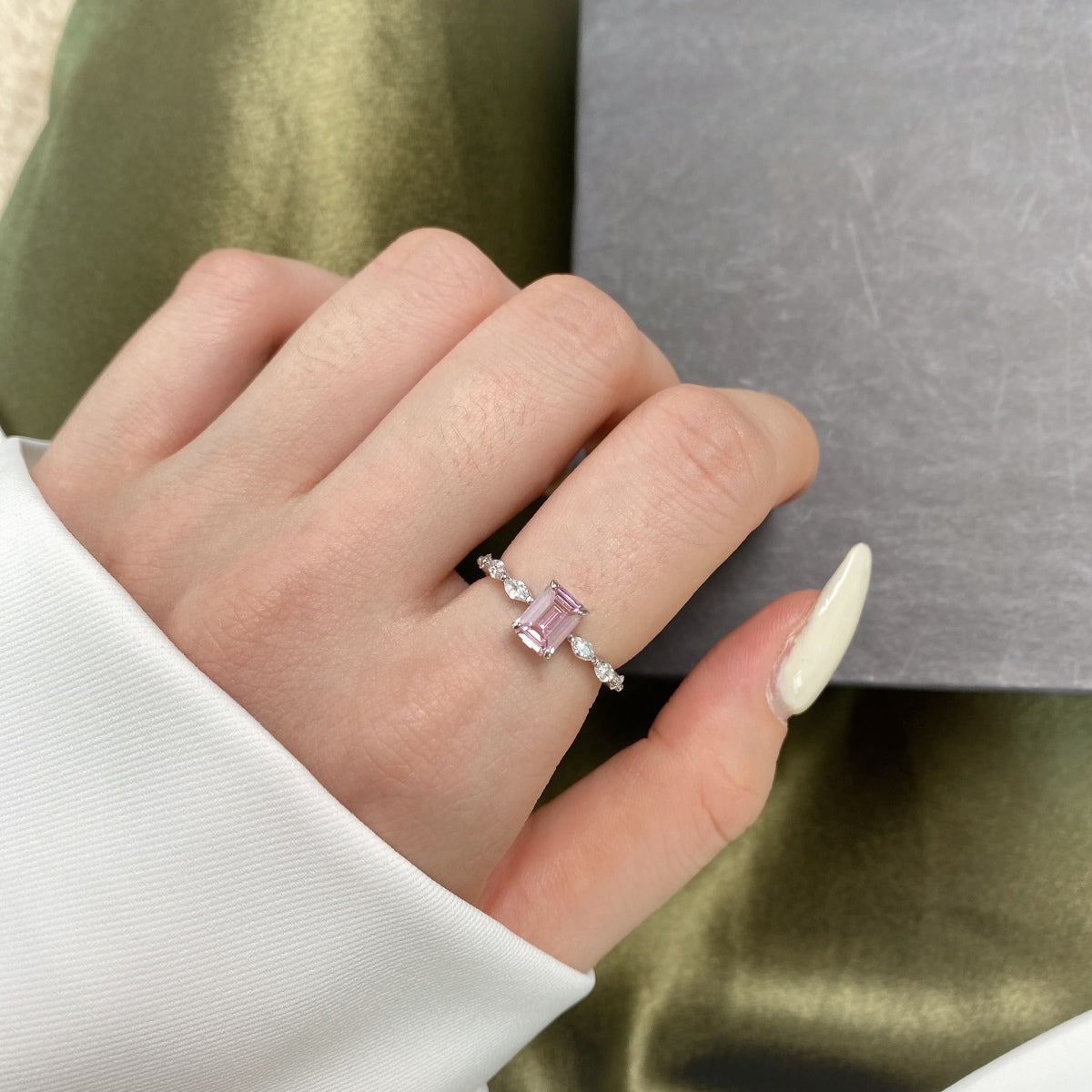 [Rosla]1.0 Carat Dainty Resplendent Radiant Cut Daily Ring