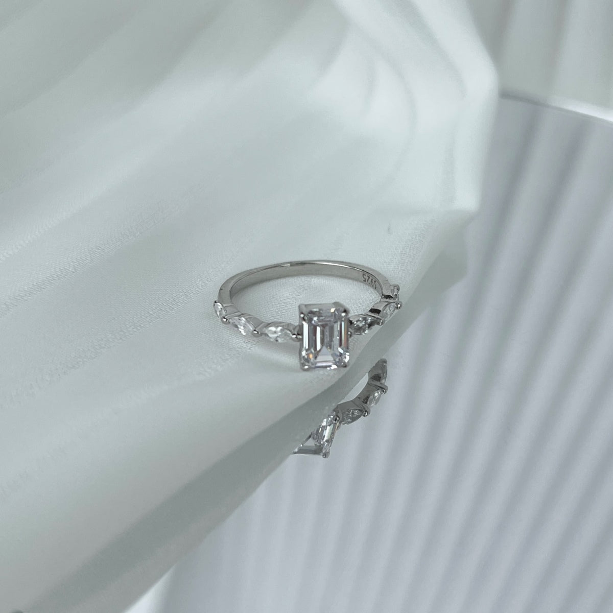 [Rosla]1.0 Carat Dainty Resplendent Radiant Cut Daily Ring