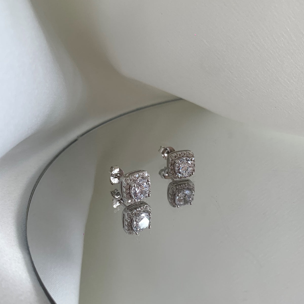 [Rosla]Classic Round Center Stone Stud Earrings