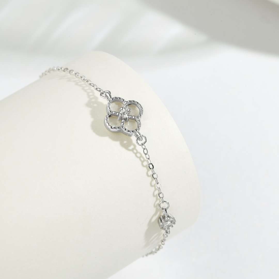 [Rosla]Delicate Four Leaf Clover Bracelet