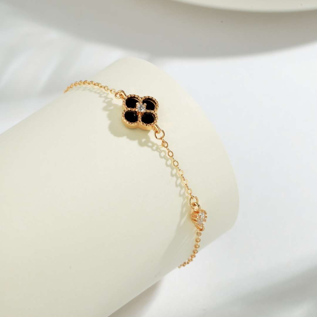 [Rosla]Delicate Four Leaf Clover Bracelet