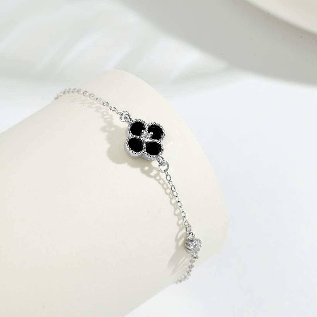 [Rosla]Delicate Four Leaf Clover Bracelet