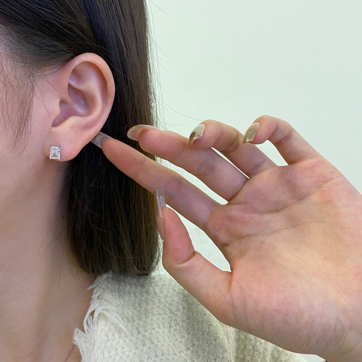 [Rosla]Stylish Shiny Rectangular Center Stone Stud Earrings