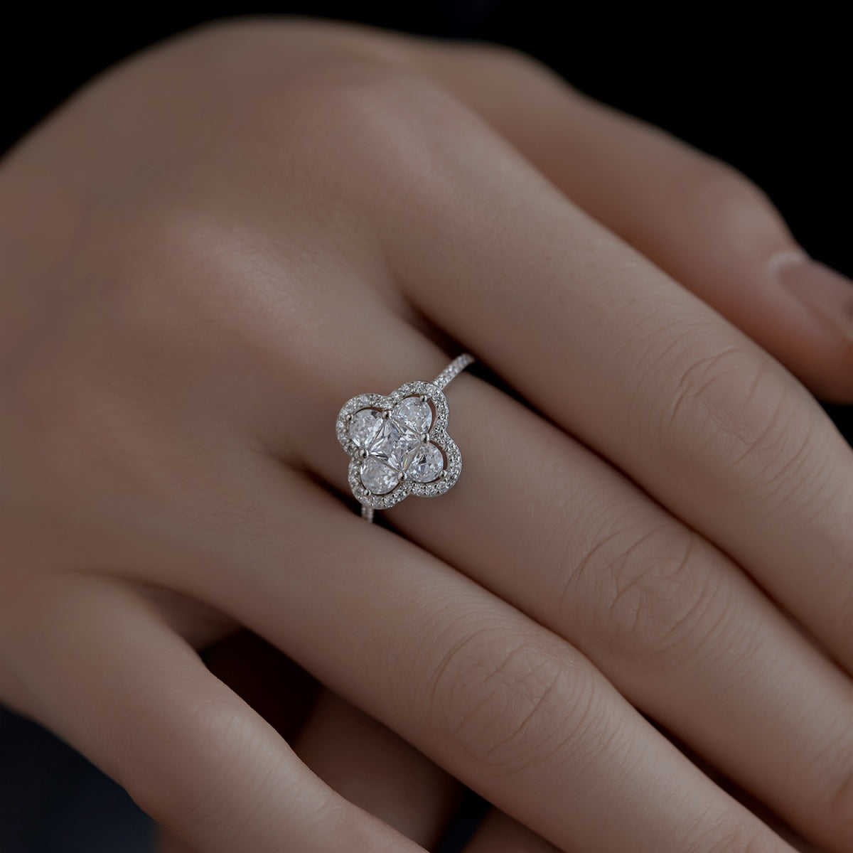 [Rosla]Luxurious Eternity Flower Shape Banquet Ring