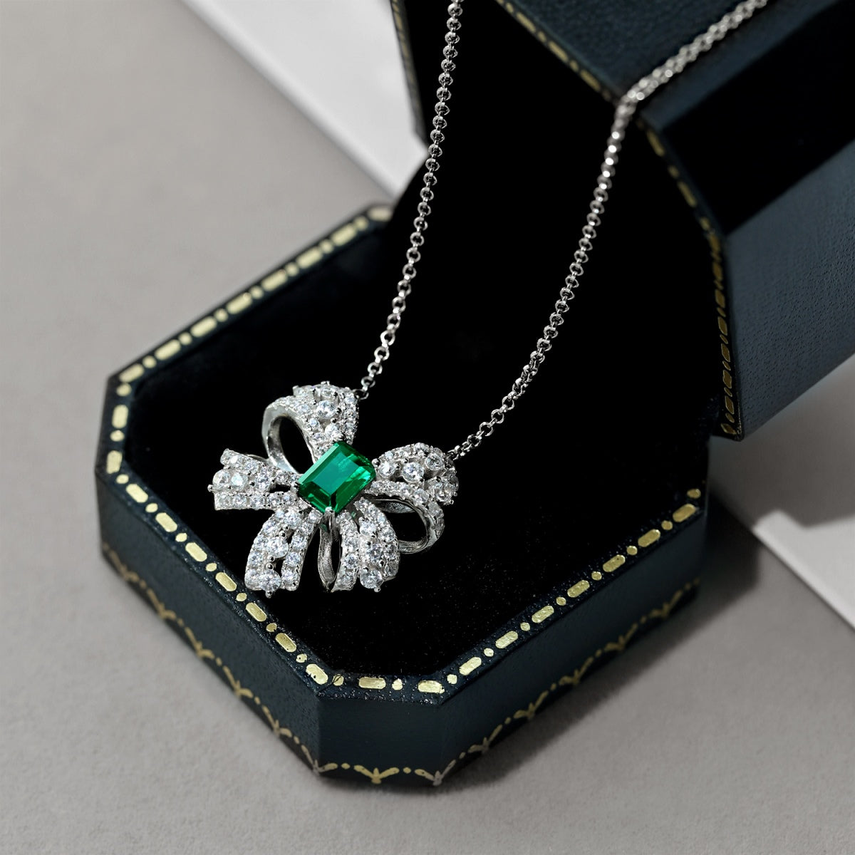 [Rosla]Luxurious Flower Shape Emerald Cut Necklace