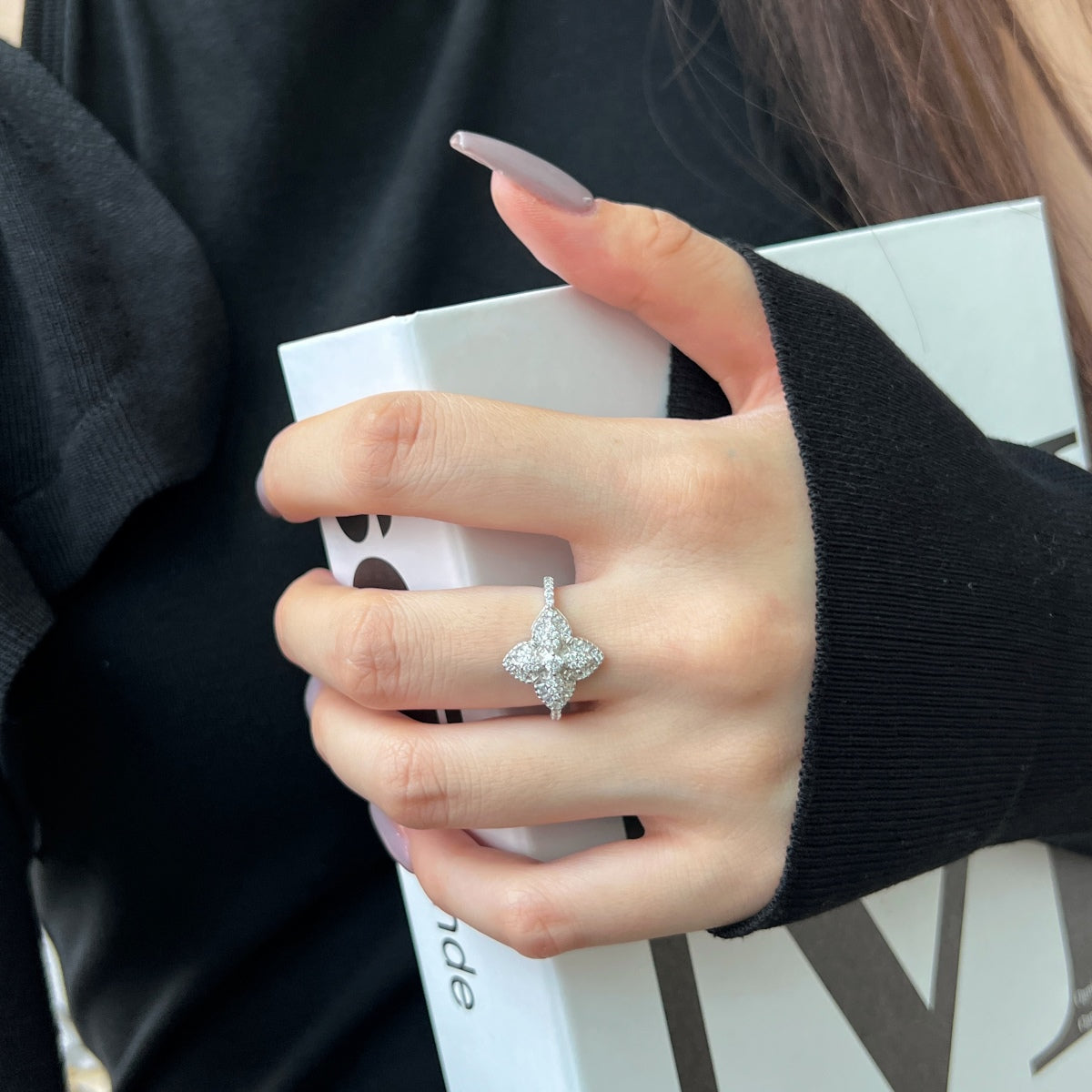 [Rosla]Luxurious Colorful Flower Shape Banquet Ring