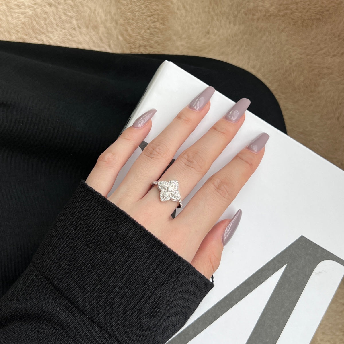 [Rosla]Luxurious Colorful Flower Shape Banquet Ring