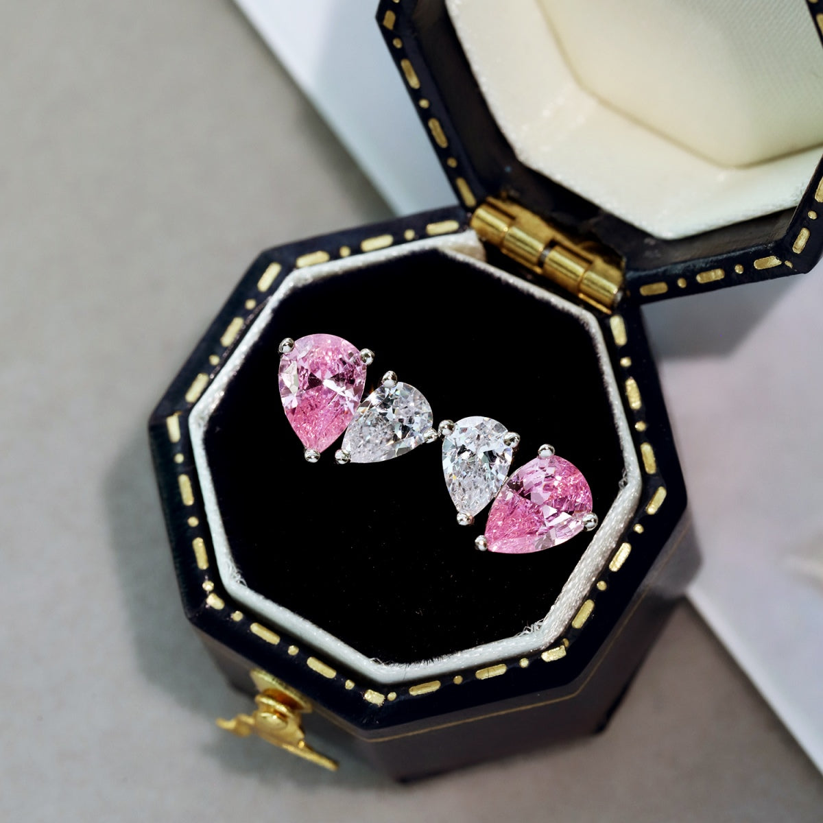 [Rosla]Dazzling Elegant Heart Cut Lover Earrings