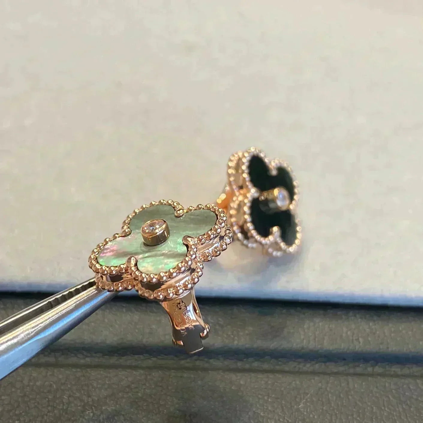 [Rosla]CLOVER MEDIUM 1 MOTIFS GRAY MOP  DIAMOND EARRINGS