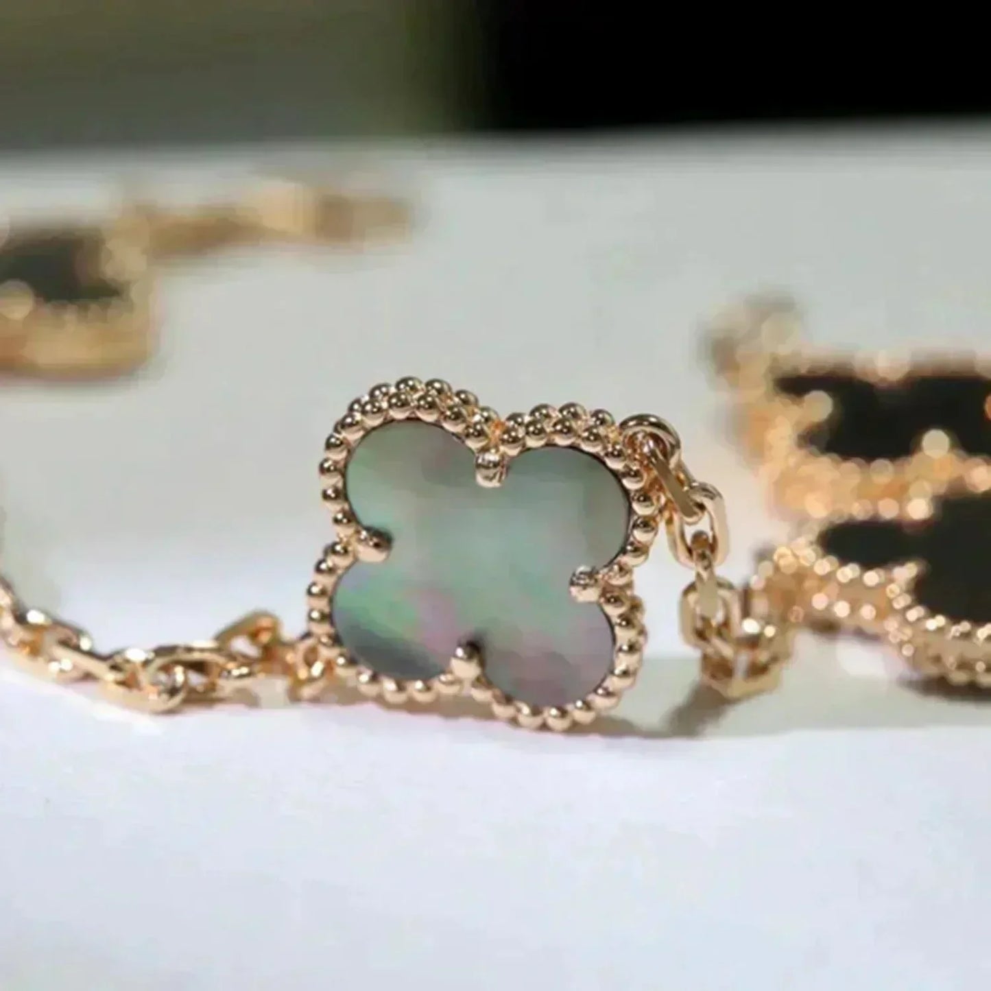 [Rosla]CLOVER 5 MOTIF GRAY MOP  BRACELET