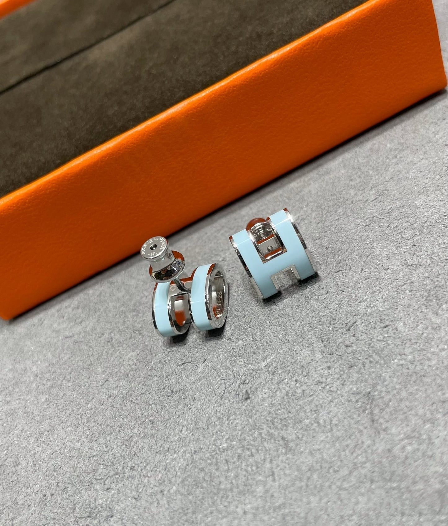 [Rosla]POP H SKY BLUE STUD EARRINGS