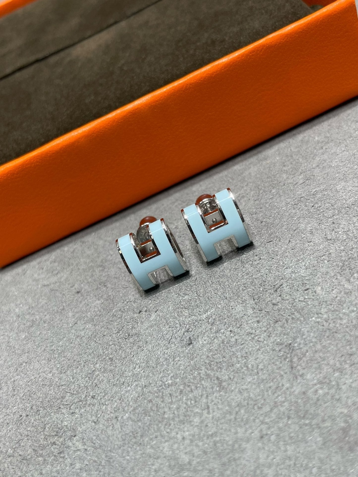 [Rosla]POP H SKY BLUE STUD EARRINGS