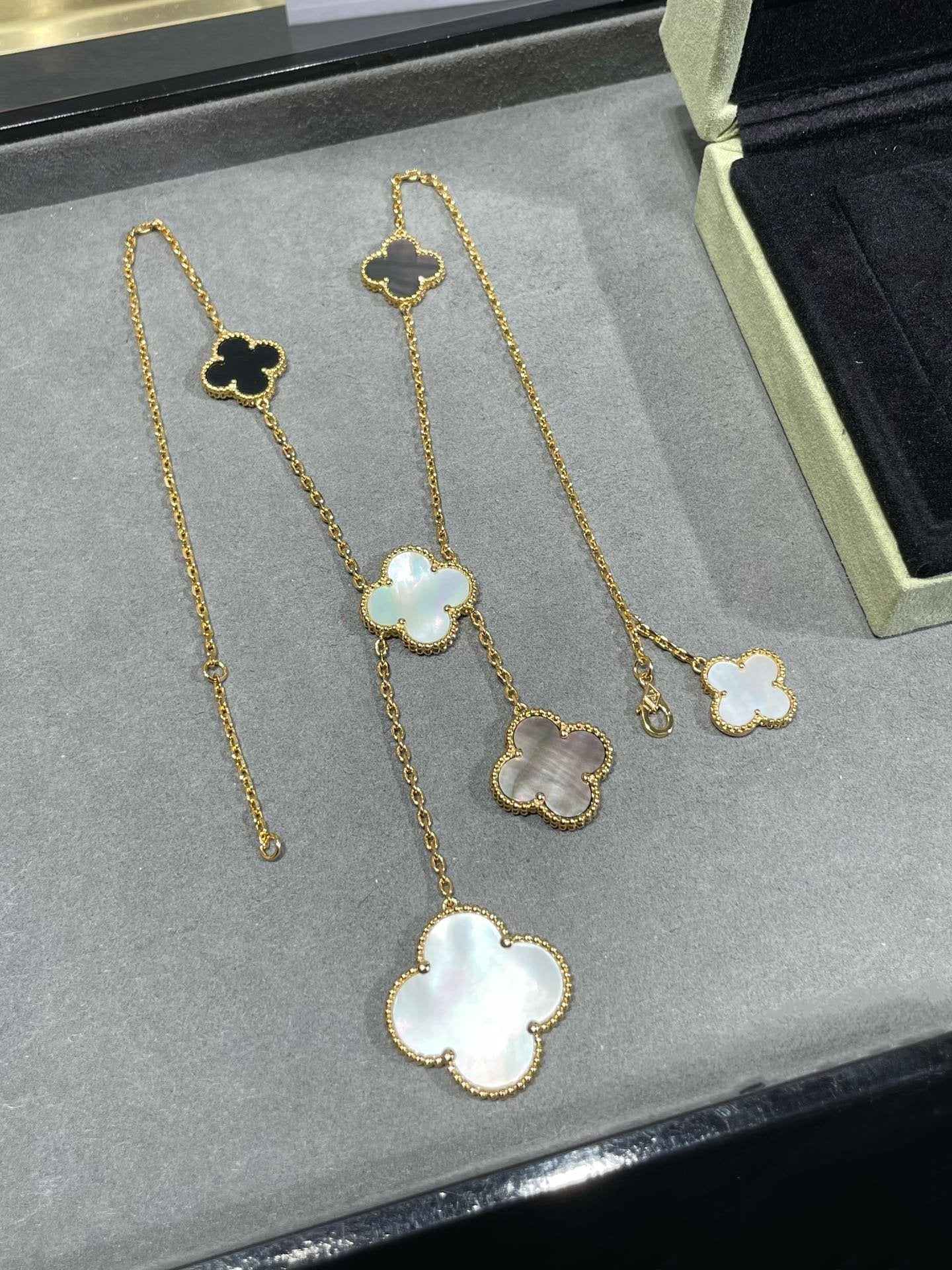 [Rosla]CLOVER 6 MOTIF MOP ONYX GOLD NECKLACE
