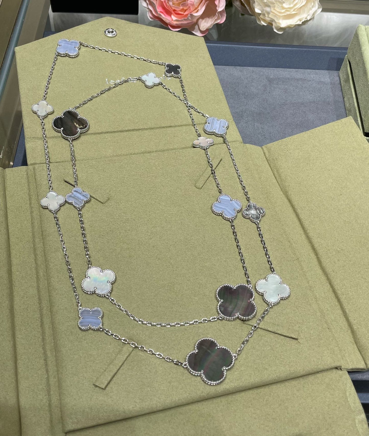 [Rosla]CLOVER 16 MOTIF CHALCEDONY MOP SILVER NECKLACE