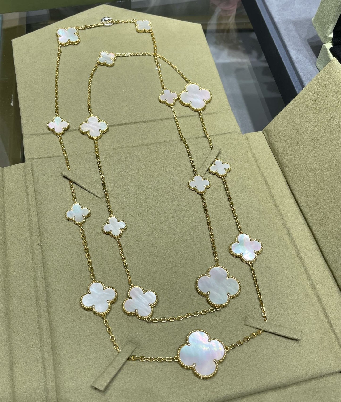 [Rosla]CLOVER 16 MOTIF WHITE MOP GOLD NECKLACE