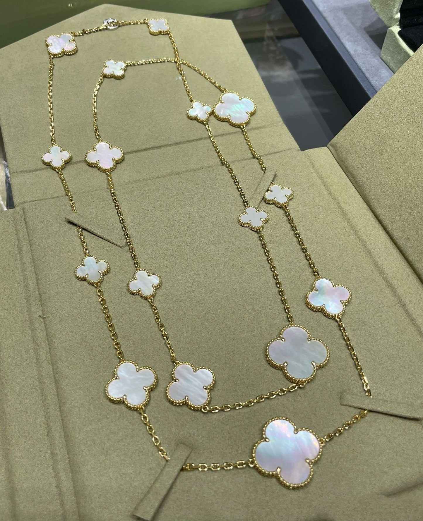 [Rosla]CLOVER 16 MOTIF WHITE MOP GOLD NECKLACE
