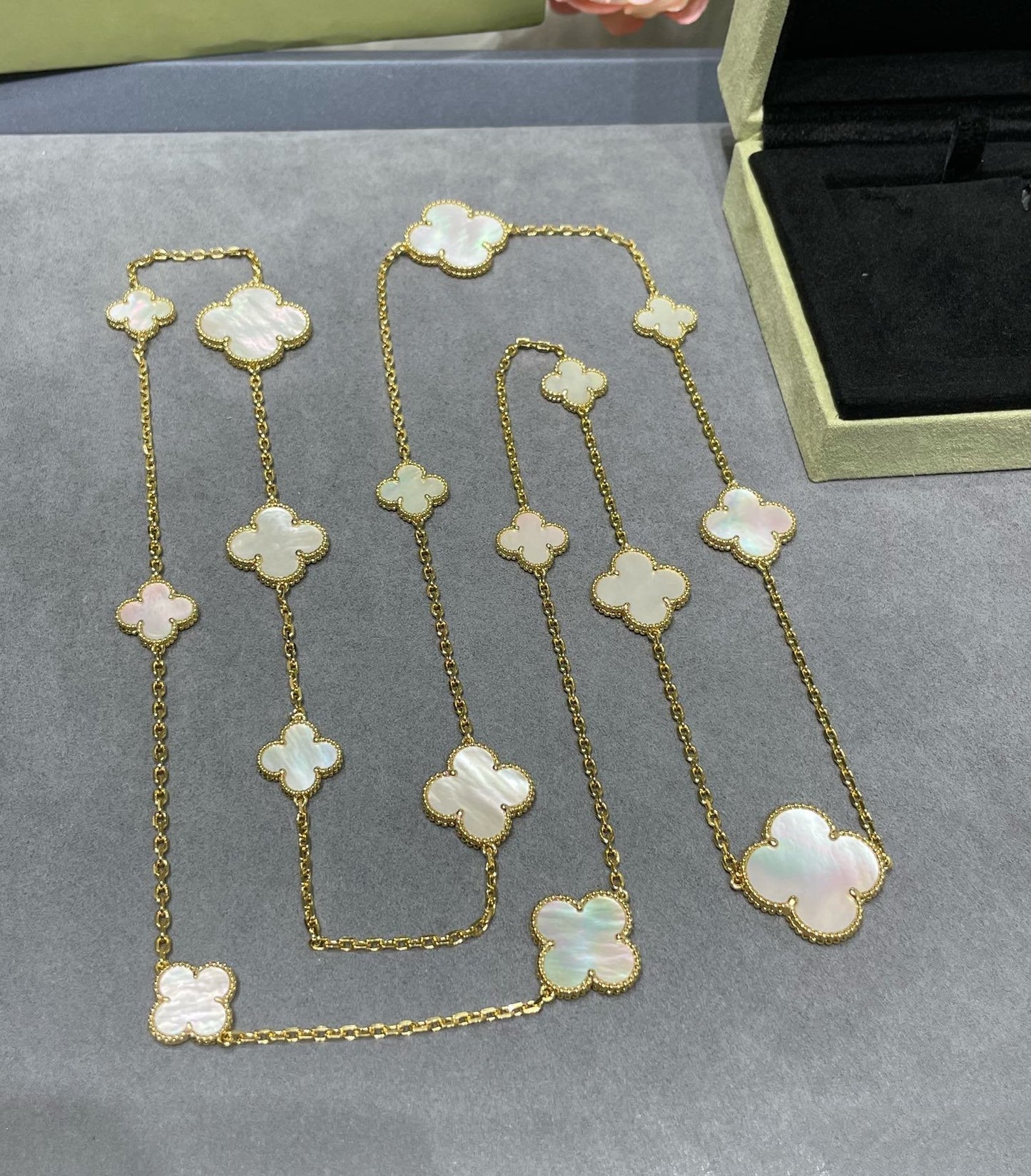 [Rosla]CLOVER 16 MOTIF WHITE MOP GOLD NECKLACE