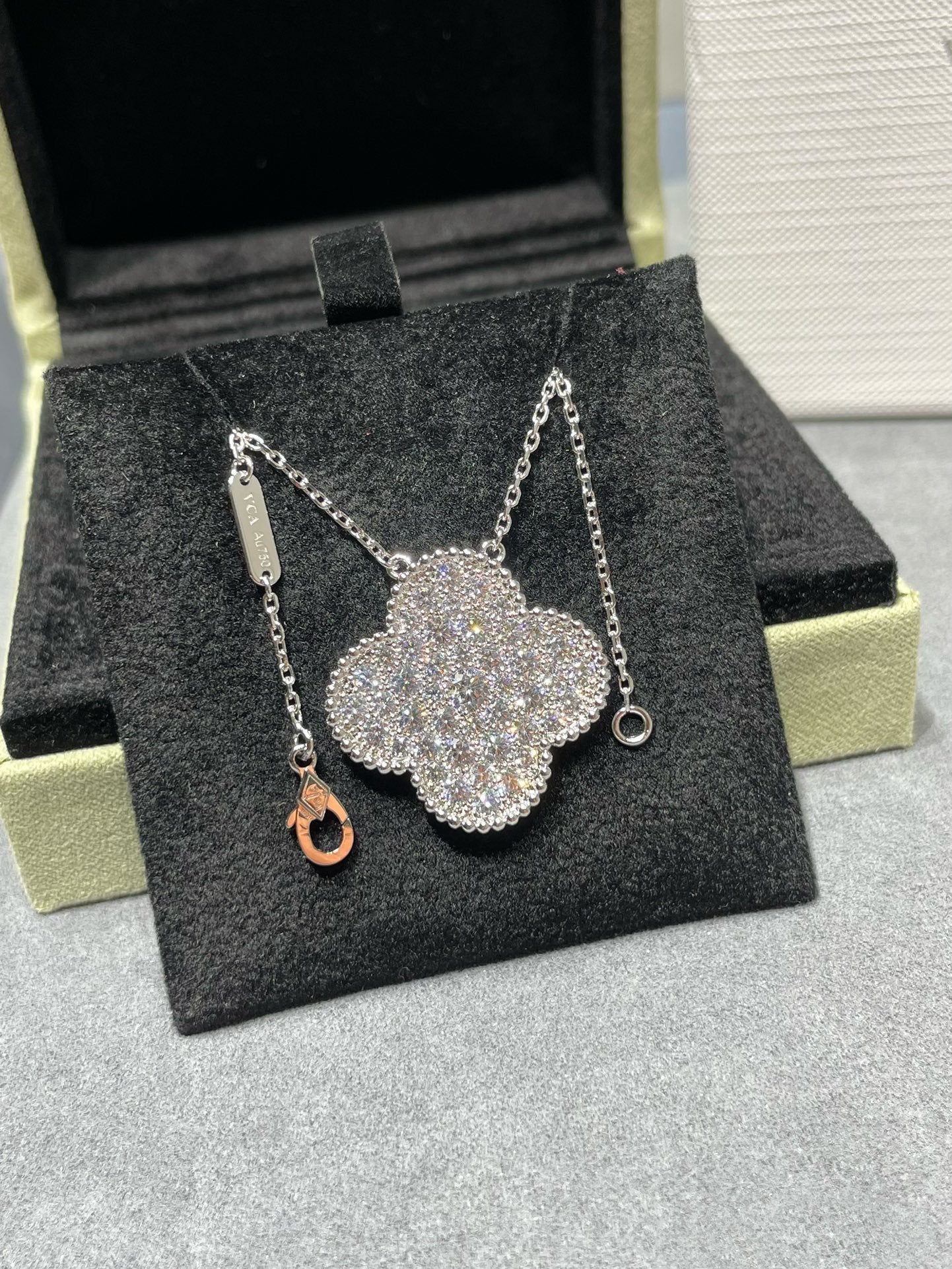 [Rosla]CLOVER 25MM LARGE PENDANT DIAMOND PAVED SILVER NECKLACE