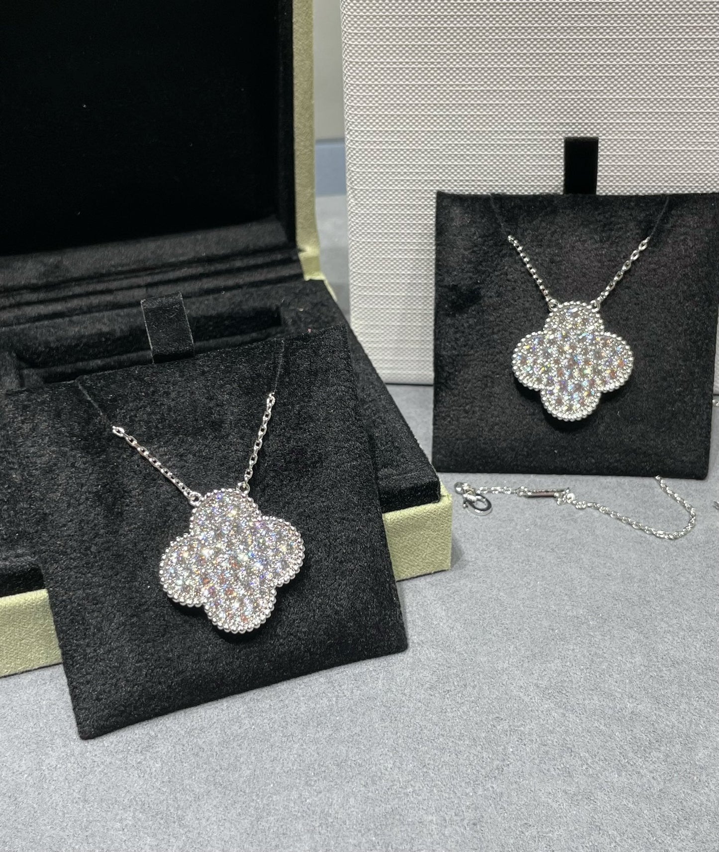 [Rosla]CLOVER 25MM LARGE PENDANT DIAMOND PAVED SILVER NECKLACE