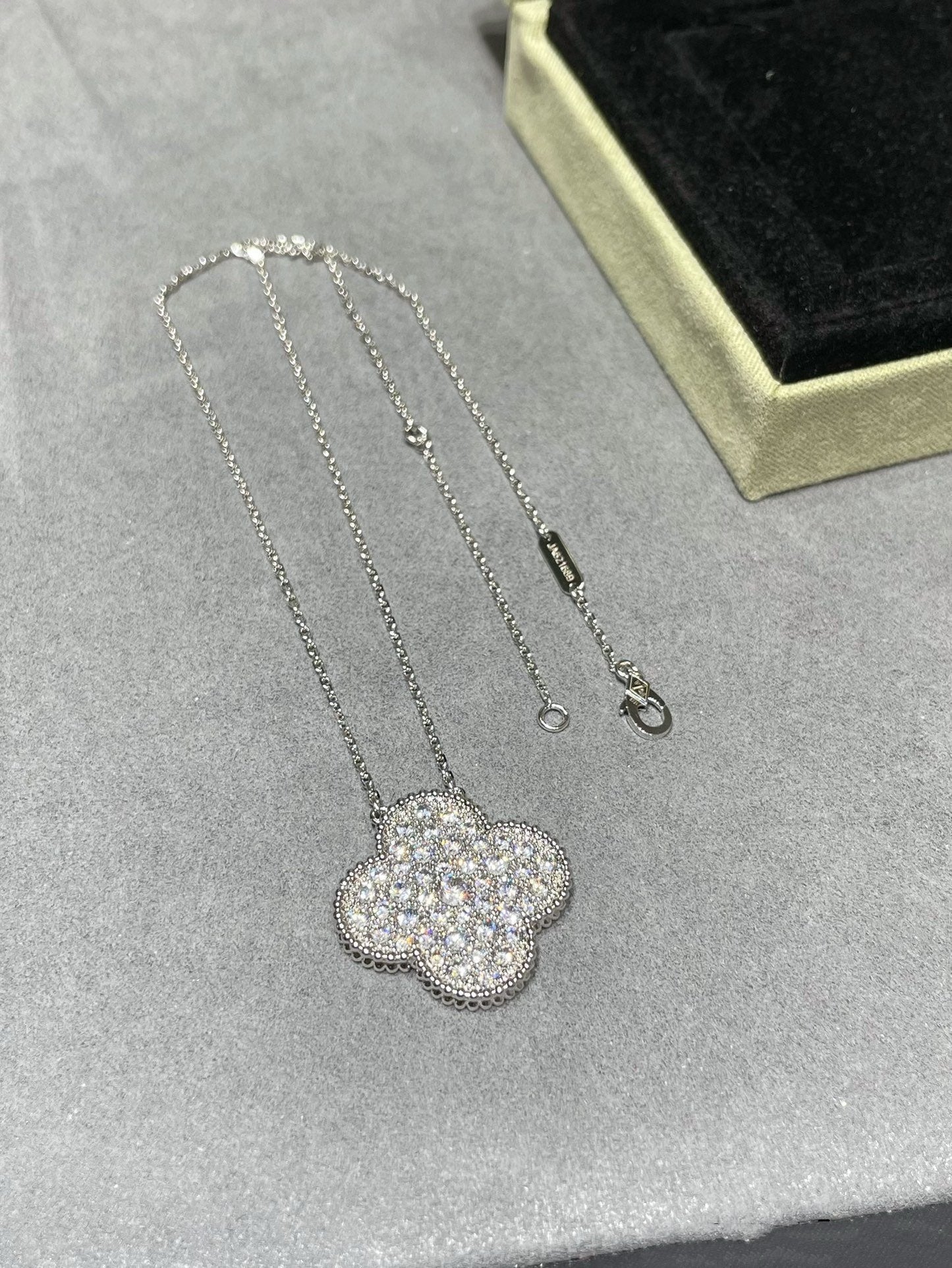 [Rosla]CLOVER 25MM LARGE PENDANT DIAMOND PAVED SILVER NECKLACE
