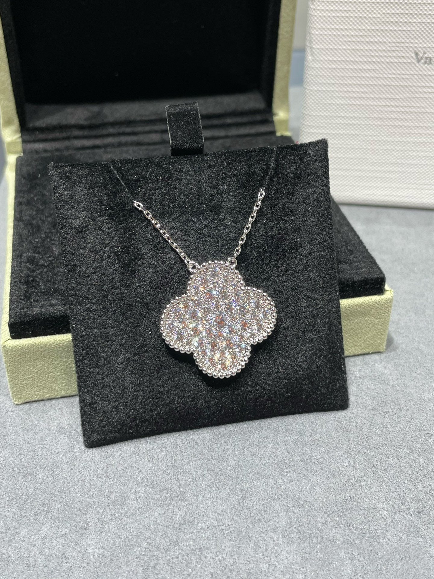 [Rosla]CLOVER 25MM LARGE PENDANT DIAMOND PAVED SILVER NECKLACE