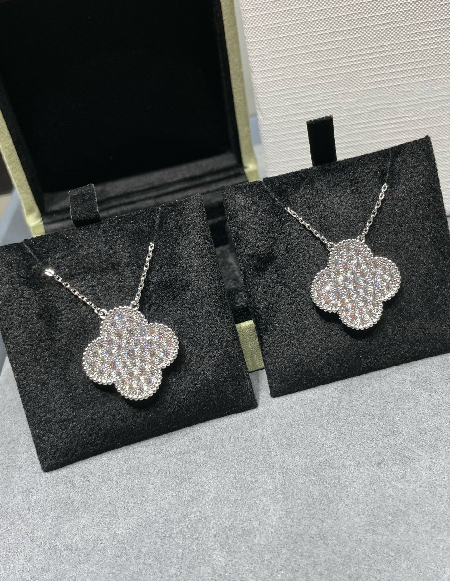 [Rosla]CLOVER 25MM LARGE PENDANT DIAMOND PAVED SILVER NECKLACE