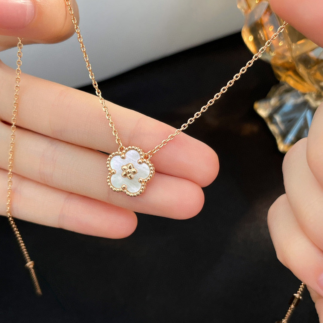[Rosla]LUCKY  WHITE MOP  PLUM BLOSSOM NECKLACE