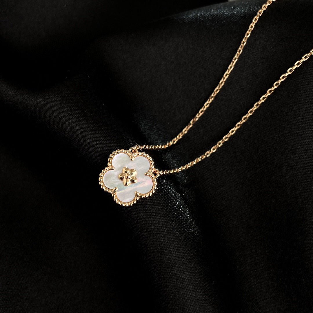 [Rosla]LUCKY  WHITE MOP  PLUM BLOSSOM NECKLACE