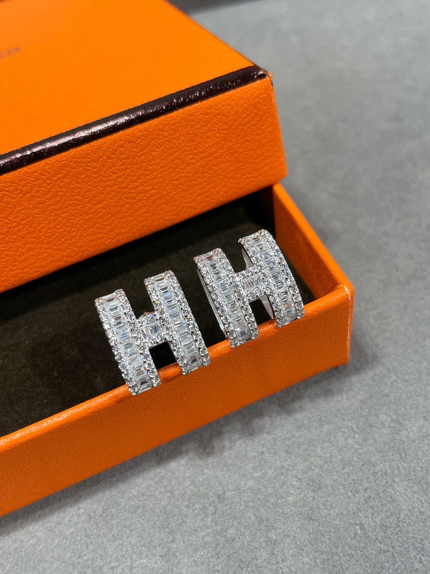 [Rosla]H STUD EARRINGS WITH SILVER DIAMONDS
