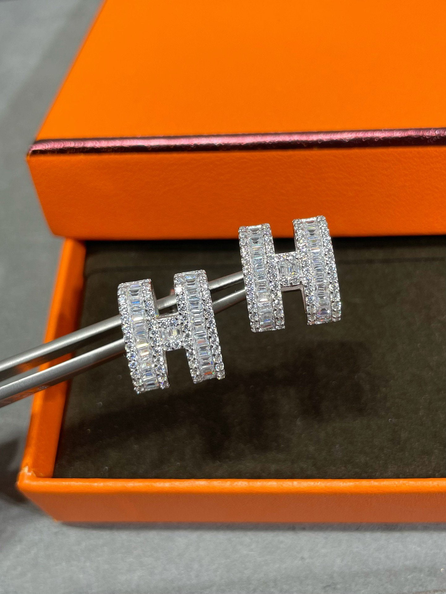 [Rosla]H STUD EARRINGS WITH SILVER DIAMONDS