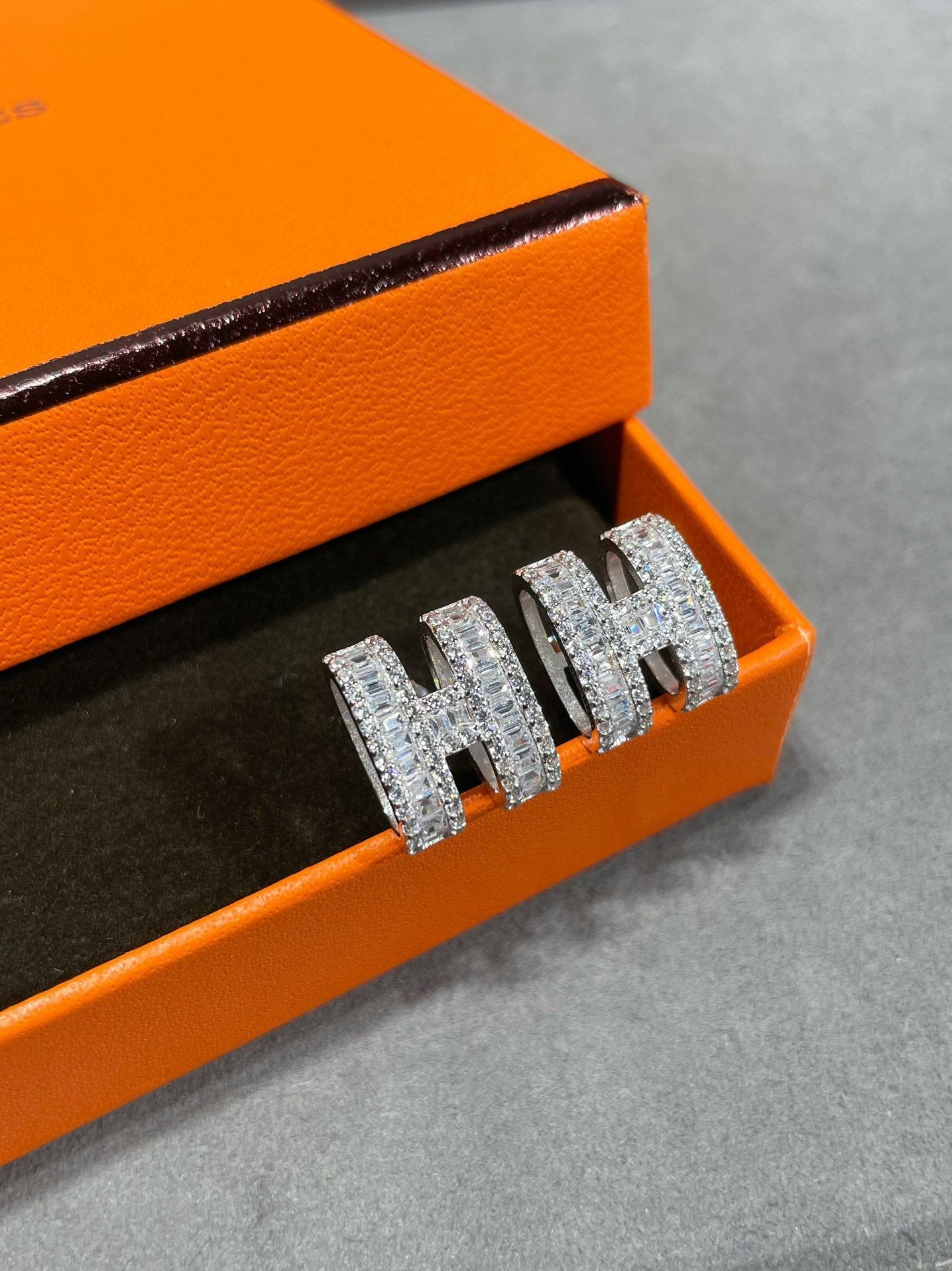[Rosla]H STUD EARRINGS WITH SILVER DIAMONDS