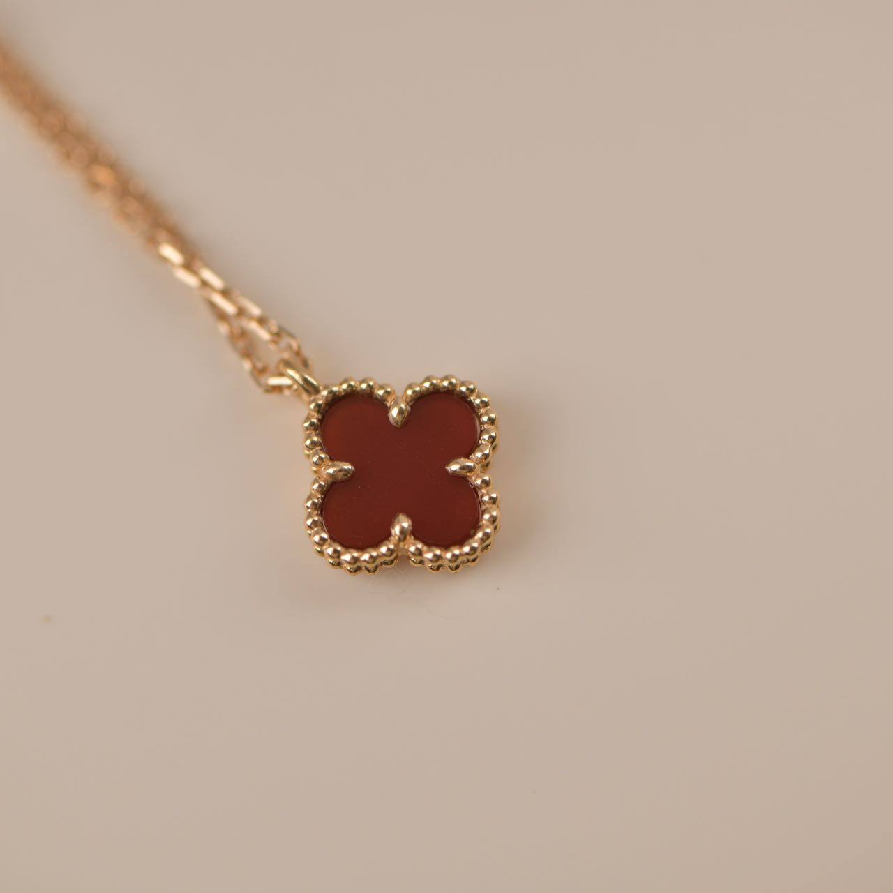 [Rosla]CLOVER MINI 9.5MM WHITE CARNELIANS NECKLACE